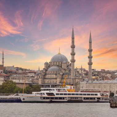 İstanbul, Eminonu 'daki Galata Köprüsü' nden feribot, feribot terminali ve Rustem Paşa Camii 'ne bakan şehir manzarası gün batımından önce, İstanbul, Türkiye