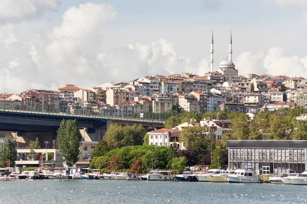 Kilátás Aranyszarv Partjára Dokkolt Komphajókkal Atatürk Híddal Túlsó Végén Isztambul — Stock Fotó