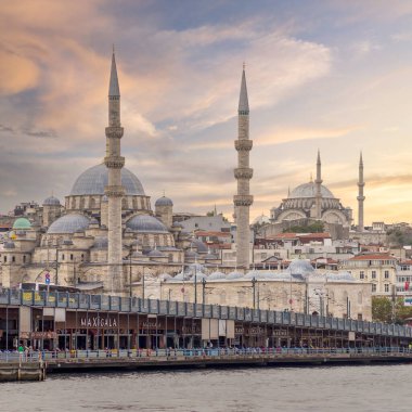 İstanbul, Türkiye - 31 Ağustos 2022: Karaköy 'den Galata Köprüsü, Nuruosmaniye Camii ve Rustem Pasha Camii' ne bakan şehir manzarası, gün batımından bir gün önce
