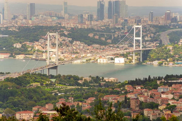 ボスポラス海峡を見下ろすCamlica公園からイスタンブール市内の空中夕日ショット ボスポラス橋と またはBogaziciコプルス ヨーロッパとアジアを接続 イスタンブール トルコ — ストック写真