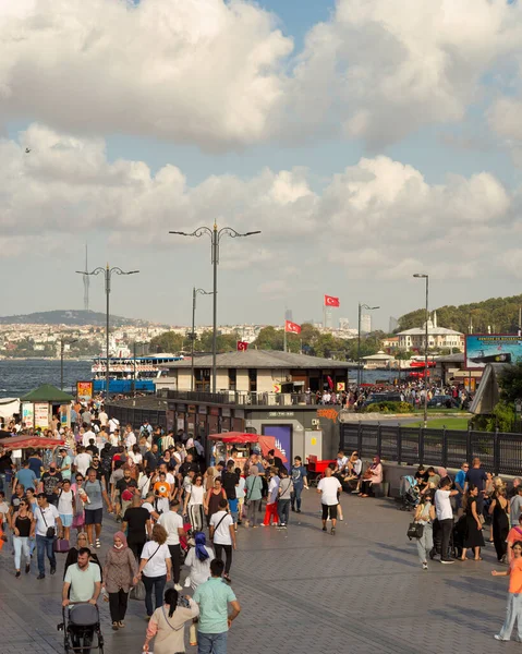土耳其伊斯坦布尔 2022年8月30日 在胜利日假期期间 在埃米诺努广场 Eminonu Piazza 聚集了大量的当地公民和游客 背景是伊斯坦布尔的城市景观 — 图库照片