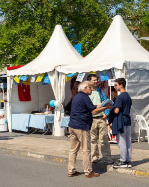 İstanbul, Türkiye - 7 Mayıs 2023: 2023 seçimlerinde Beşiktaş Mahallesi 'nde Iyi Partisi' nin seçim büfesi önünde el ilanları dağıtan gönüllüler