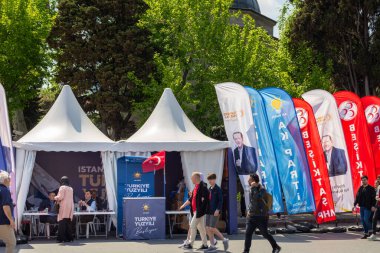 İstanbul, Türkiye - 7 Mayıs 2023: 2023 seçimlerinde Beşiktaş Mahallesi 'nde AK Parti veya Adalet ve Kalkınma Partisi Çadırı