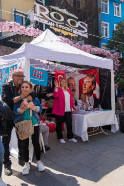 İstanbul, Türkiye - 13 Mayıs 2023: 2023 seçimlerinde Ortakoy Mahallesi 'nde Cumhuriyet Halk Partisi çadırı