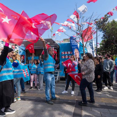 İstanbul, Türkiye - 13 Mayıs 2023: 2023 seçimlerinde Uskudar Mahallesi 'nde Cumhuriyet Halk Partisi' nin büfesi önünde Kemal Kılıçdaroğlu 'nun destekçileri dans ederken görülüyor
