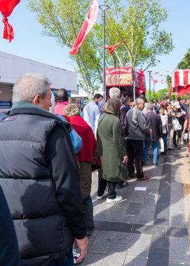 İstanbul, Türkiye - 13 Mayıs 2023: AK Parti 'nin büfesi 2023 seçimlerinde Uskudar Mahallesi' nde Türk lokumu ve lokum hizmeti veriyor