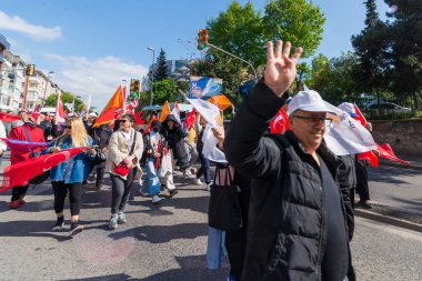 İstanbul, Türkiye - 13 Mayıs 2023: Cumhuriyet Caddesi, Uskudar Mahallesi 'nde AK Parti yürüyüşü sırasında dört parmak işareti yapan adam