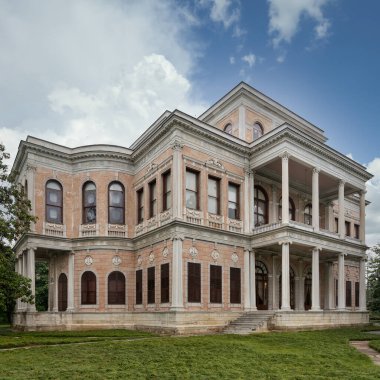 Beykoz Mecidiye Kasri, ya da Mecidiye Pavyonu, 1845 yılında inşa edilen ve Mısır Valisi Muhammed Ali Paşa tarafından Sultan Abdulmecid 'e sunulacak olan bir Osmanlı sarayı, Beykoz' da, İstanbul, Türkiye 'de uygun.