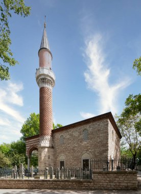 Burmali Camii, ya da Burmali Minare Camii, Emin Nuretti Efendiin adına 1550 yılında inşa edilen ve Sarachane Parkı, Fatih İlçesi, İstanbul, Türkiye 'ye uygun bir 16. yüzyıl Osmanlı camisi.