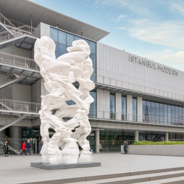 İstanbul, Türkiye - 5 Mayıs 2023: İngiliz heykeltıraş Tony Craggs sınırsız heykel, İstanbul Modern Sanatlar Müzesi önünde, Karaköy Mahallesi, Beyoğlu 'ndaki Galataport kompleksi içine uygun
