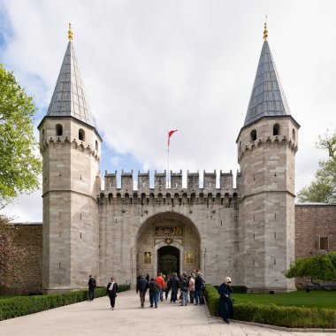 İstanbul, Türkiye - 11 Mayıs 2023: Topkapı Sarayı: Orta Kapı veya Orta Kapı olarak da bilinen büyük Selamlama Kapısı, sarayın ikinci avlusuna çıkıyor