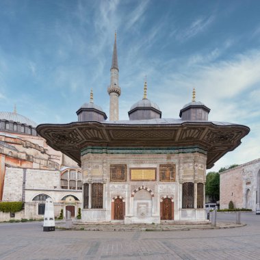 Sultan Ahmed 'in Çeşmesi, nam-ı diğer Ahmet Cesmesi, 17. yüzyıl Türk rokoko su çeşmesi, veya Sabil, İstanbul, Topkapı Sarayı' nın İmparatorluk Kapısı yakınlarındaki Büyük Meydan 'da yer alıyor.