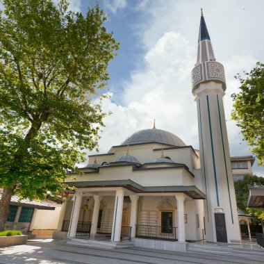 Hacı Bedel Mustafa Efendi Camii, nam-ı diğer Osman Efendi Mescidi, Mimar Sinan Mahallesi, Uskudar İlçesi, İstanbul, Türkiye 'de yer alan Osmanlı mimarisinden etkilenen küçük bir modern tasarım camisi.