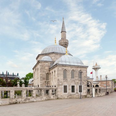 Osmanlı İmparatorluğu mimarı Mimar Sinan tarafından tasarlanan İstanbul 'un Uskudar ilçesine bağlı Semsi Paşa Camii, İstanbul Boğazı' nın Asya tarafında yer alıyor.
