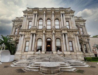 1865 Osmanlı döneminden kalma Beylerbeyi Sarayı cephesi, İstanbul, İstanbul 'daki İstanbul Boğazı' nın kuzeyindeki Asya kıyısı Boğazı 'nda yer alıyor.,