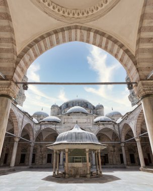 Sehzade Camii 'nin avlusu, ya da Seyzade Camii, İstanbul, Türkiye' nin üçüncü tepesinde yer alan Fatih ilçesinde Muhteşem Süleyman tarafından yaptırılan 16. yüzyıldan kalma bir Osmanlı imparatorluk camii.