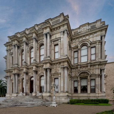 1865 Osmanlı döneminden Beylerbeyi Sarayı, İstanbul, İstanbul 'daki İstanbul Boğazı' nın kuzeyindeki Asya kıyısı Boğazı 'nda çekildi.,