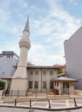 Mustafa Kavsar Baba Camii, Kavsarazade Mustafa Dede 'nin İstanbul, Türkiye' de inşa ettiği Kartal Baba Caddesi ve Cavusdere Caddesi kavşağında yer alıyor.