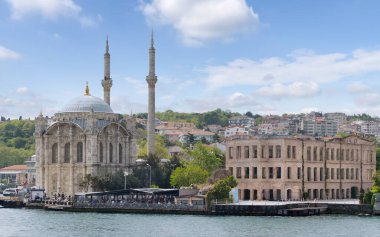 İstanbul, Türkiye - 8 Mayıs 2023: Ortakoy Camii 'ne bakan Boğaz manzarası ve halihazırda bir Kültür Merkezi olan Esma Sultan Köşkü, Ortakoy iskelesi meydanı