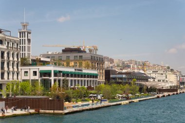 İstanbul, Türkiye - 8 Mayıs 2023: Grand Tarabya 'nın modern mimari tasarım binasının dış mimarisi, bir yaz günü Sariyer ilçesinde, Boğaziçi Boğazı' na uyan beş yıldızlı otel,