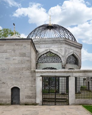 İstanbul 'un Asyalı kesiminde Uskudar ilçesinde yer alan 18. yüzyıl Osmanlı camisi Yeni Valide Camii' ne bağlı Emetullah Rabia Gulnus Valide Sultan 'ın mezarı.