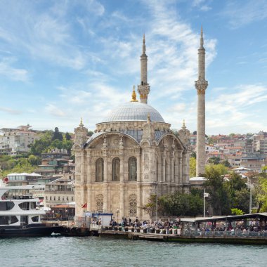 İstanbul, Türkiye - 8 Mayıs 2023: Ortakoy Camii, Ortakoy rıhtımı manzarası