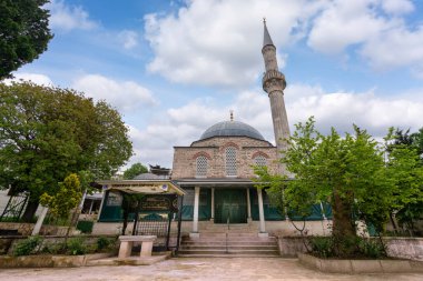 17. yüzyıldan kalma Osmanlı döneminden kalma bir cami olan Cinili Camii 'nin avlusu, Validei Atik Caddesi, Uskudar ilçesi, İstanbul, Türkiye