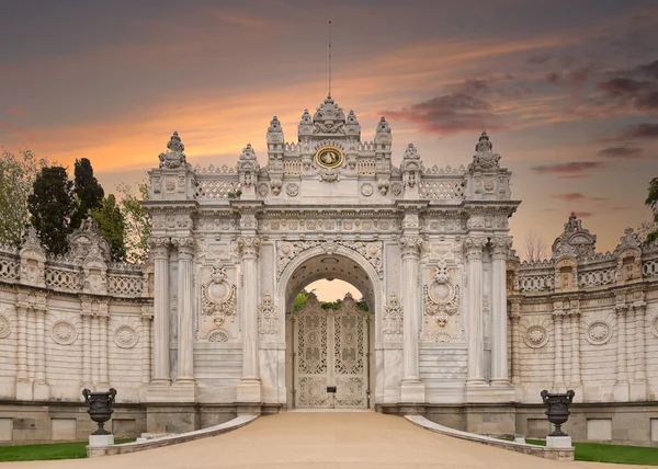 Eski Osmanlı Dolmabahce Sarayı 'na veya Ciragan Caddesi, Beşiktaş, İstanbul, Türkiye' de bulunan Dolmabahce Sarayi 'ye açılan kapalı kapının günbatımı. İç mahkemeden görüntü