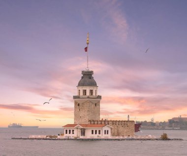 Maidens Tower, Türkçe: Kiz Kulesi, İstanbul 'un Uskudar ilçesi yakınlarındaki İstanbul Boğazı' nda küçük bir adada yer alıyor