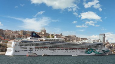 Norveç Yeşim Taşı, Dev yolcu gemisi, İstanbul, Türkiye 'nin Karaköy semtindeki İstanbul Boğazı boyunca yer alan karışık kullanım geliştirmesi Galataport terminaline kenetlendi