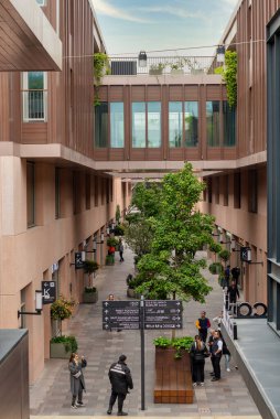 İstanbul, Türkiye - 5 Mayıs 2023: Galataport 'taki iç geçit, Boğaz kıyısı boyunca yer alan bir karma kullanım geliştirmesi, Karaköy ilçesi