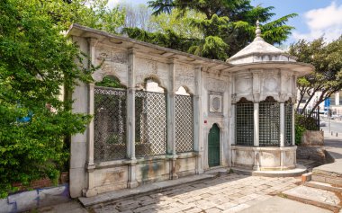 Dolmabahçe Sarayı yakınlarındaki Hacı Mehmet Emin Aga Çeşmesi veya Sebil, İstanbul, Türkiye