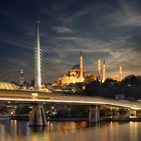 Golden Horn Metro Köprüsü veya Haliç Köprüsü, Süleyman Camii, İstanbul ve Türkiye 'nin üst üste bindiği gece görüntüsü