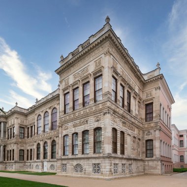 Dolmabahce Sarayi ya da Dolmabahce Sarayi, önceden İstanbul, Türkiye olmak üzere Osmanlı İmparatorluğu 'nun ana idari merkezi olan Boğaz' ın Avrupa kıyısındaki Beşiktaş ilçesinde yer almaktadır.