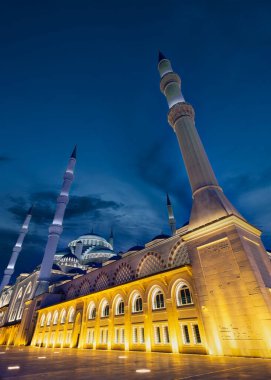 2019 yılında, İstanbul 'un Uskudar ilçesindeki Camlica tepesinde bir bahar günü inşa edilen, İslam ibadeti için modern bir kompleks olan Buyuk Camlica Camii' nin düşük açılı gece görüntüsü.