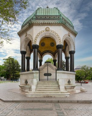 Alman Çeşmesi, veya Alman Çeşmesi, eski hipodromun kuzey ucunda bulunan bir taraça çeşmesi, veya İstanbul, Türkiye 'deki Sultanahmet Meydanı,