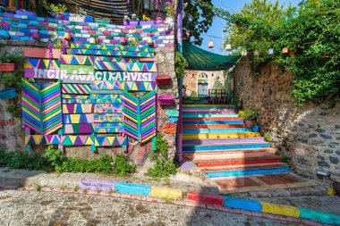 Balat İlçesi, İstanbul, Türkiye 'de çok renkli paneller ve renkli merdivenlerle dekore edilmiş kafenin gündüz görüntüsü