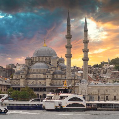 İstanbul, Eminonu 'daki Galata Köprüsü' nden feribot, feribot terminali ve Rustem Paşa Camii 'ne bakan şehir manzarası gün batımından önce, İstanbul, Türkiye