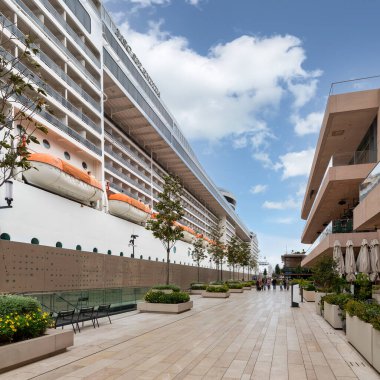 İstanbul, Türkiye - 5 Mayıs 2023: MSC SPLENå A, Büyük yolcu gemisi, İstanbul Boğazı kıyısı boyunca yer alan karışık kullanımlı bir kalkınma olan Galataport terminaline kenetlendi