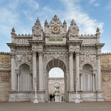 İstanbul, Türkiye - 10 Mayıs 2023: Dolmabahçe Sarayı 'nın girişi, turistlerin uğradığı yer - iç avlunun görüntüsü