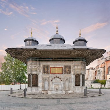 Sultan Ahmed 'in Çeşmesi, nam-ı diğer Ahmet Cesmesi, 17. yüzyıl Türk rokoko su çeşmesi, veya Sabil, İstanbul, Topkapı Sarayı' nın İmparatorluk Kapısı yakınlarındaki Büyük Meydan 'da yer alıyor.