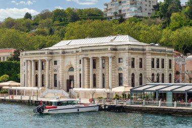 İstanbul, Türkiye - 8 Mayıs 2023: Kabatas Erkek Lisesi, Kabatas Erkek Lisesi, Ortakoy, Beşiktaş, İstanbul, Türkiye 'deki Boğaz Boğazı' nın uyduğu Kabatas Erkek Lisesi 'nin bahar gününde sabah manzarası