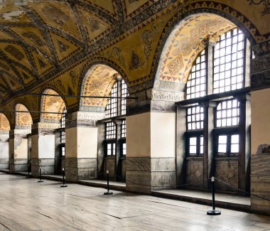 Türkiye 'nin İstanbul kentindeki UNESCO Dünya Mirası Alanı olarak da bilinen ikonik Bizans mimarisi Ayasofya Camii' nin, eski bir Yunan Ortodoks kilisesi olan Aya Sofya 'nın iç mimarisi.