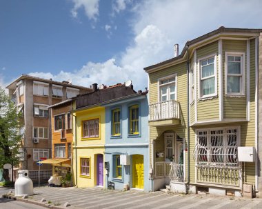 Kentin Asya yakasındaki Uskudar, İstanbul, Türkiye 'deki renkli evler çeşitli parlak renklerde boyanarak çarpıcı bir görsel etki yaratıyor.