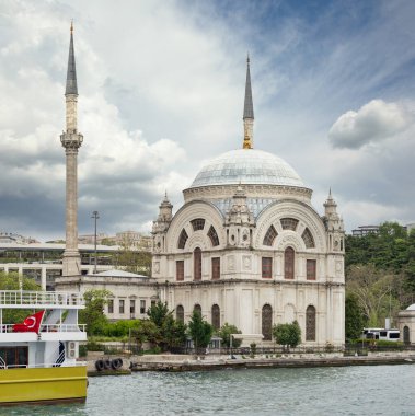 İstanbul, Beyoğlu 'nda Kabatas' ın kıyı şeridinde yer alan Barok tarzı Dolmabahce Camii 'ne bakan Boğaz manzarası