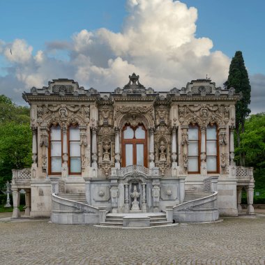 İhlamur Pavyonu ya da İhlamur Kasri, Sultan Abdulmecid 'in saltanatı sırasında inşa edilen ve Nisantasi İhlamur Yolu, Sisli, İstanbul, Türkiye' de yer alan eski bir Osmanlı yaz pavyonu.