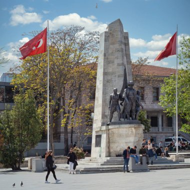 İstanbul, Türkiye - 7 Mayıs 2023: Barbaros Anıtı Barbaros Meydanı, Beşiktaş ilçesi. Anıt, ünlü Osmanlı Amirali Barbaros Hayreddin Paşa 'nın büyük bir bronz heykeli.