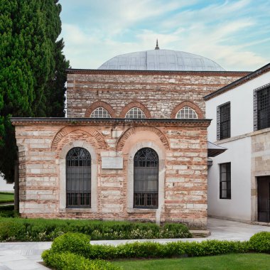 16. yüzyıl Agalar Camii 'nin arka cephesi, Topkapı Sarayı' ndaki küçük bir cami, İstanbul, Türkiye, Osmanlı Sultanı Muhteşem Süleyman tarafından, kırmızı ve beyaz tuğlalardan inşa edildi.