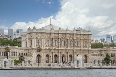 İstanbul, Türkiye - 10 Mayıs 2023: Dolmabahce Sarayi Boğazı 'ndan veya Avrupa kıyısındaki Beşiktaş ilçesinde yer alan Dolmabahce Sarayi' den görüntü