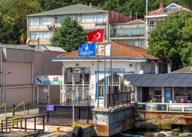 İstanbul, Türkiye - 29 Ağustos 2022: İstanbul Boğazı, Sariyer Feribot Terminali ve arka planda yoğun yeşil ağaçlar